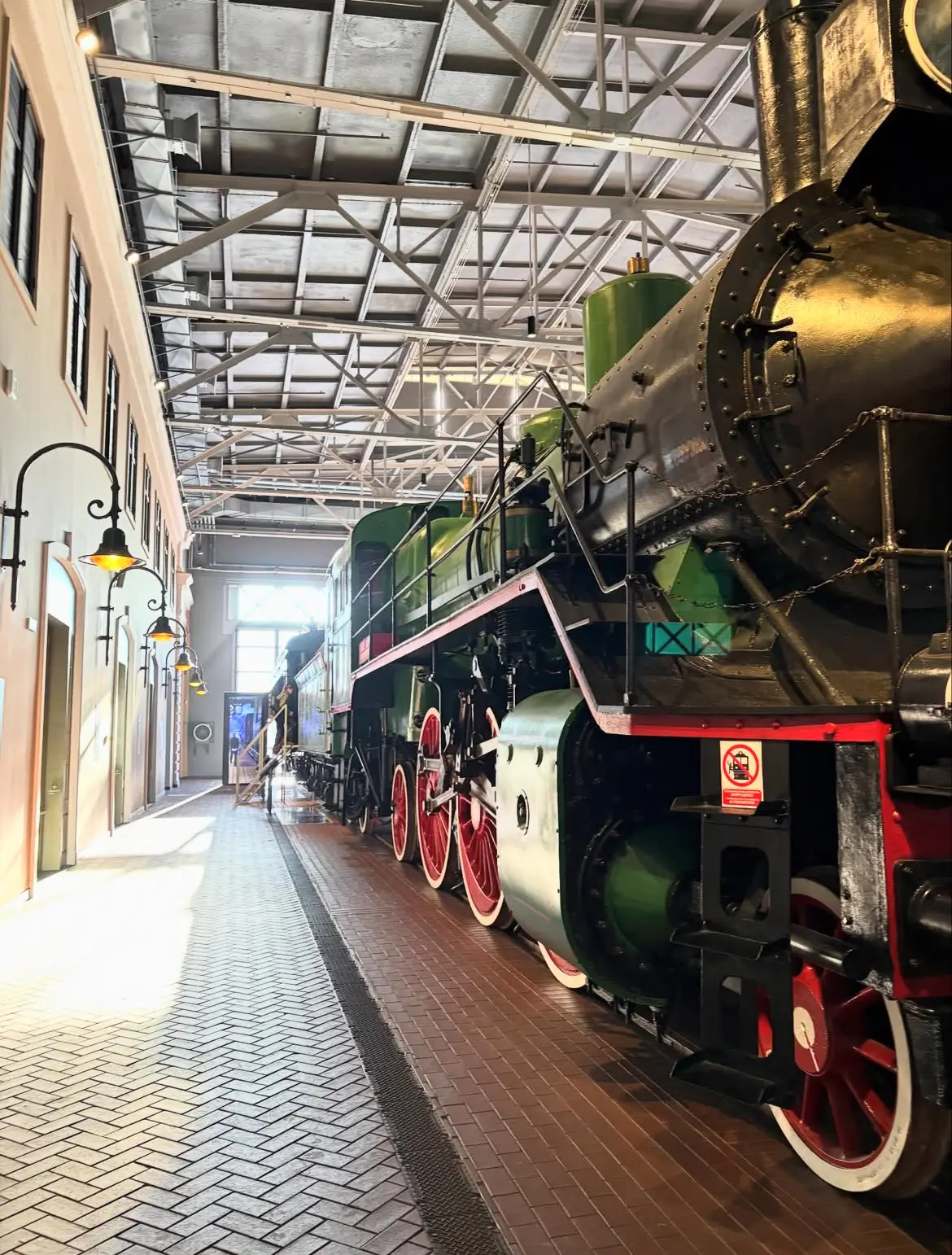 🚂 Паровозы, вагоны и железнодорожная техника разных лет