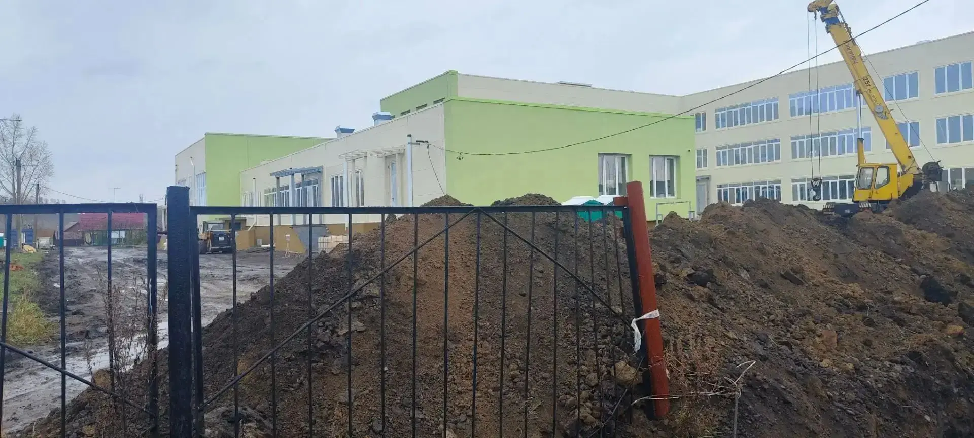 📌 Глава Емельяновского округа Александр Походин выехал на территорию Емельяновской шко...