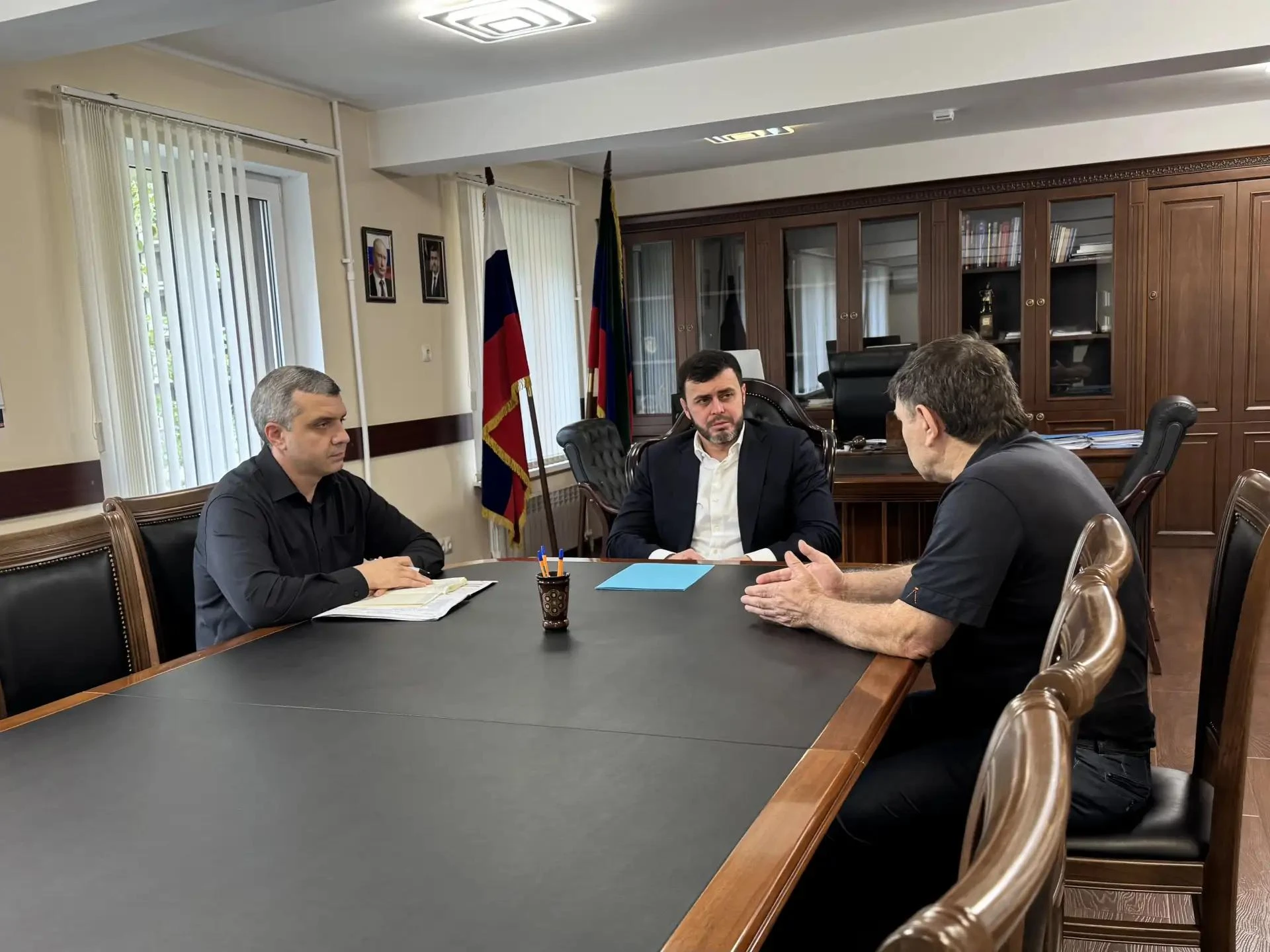 ☑️Врио министра промышленности и торговли РД Абдула Юсупов и его заместитель Магомед Ис...