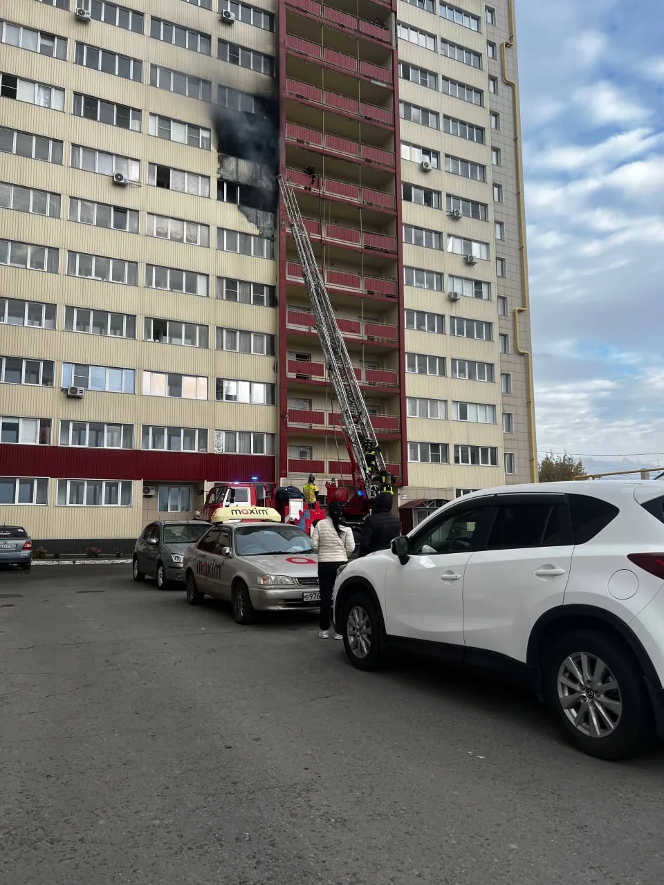 В Барнауле ликвидируют пожар в 18-этажном доме на улице Советской Армии