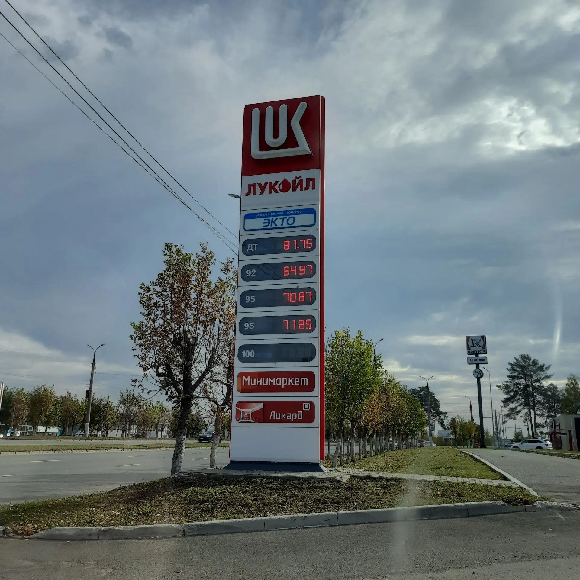 Лукойл на против Автодеревни, очередь на территории АЗС