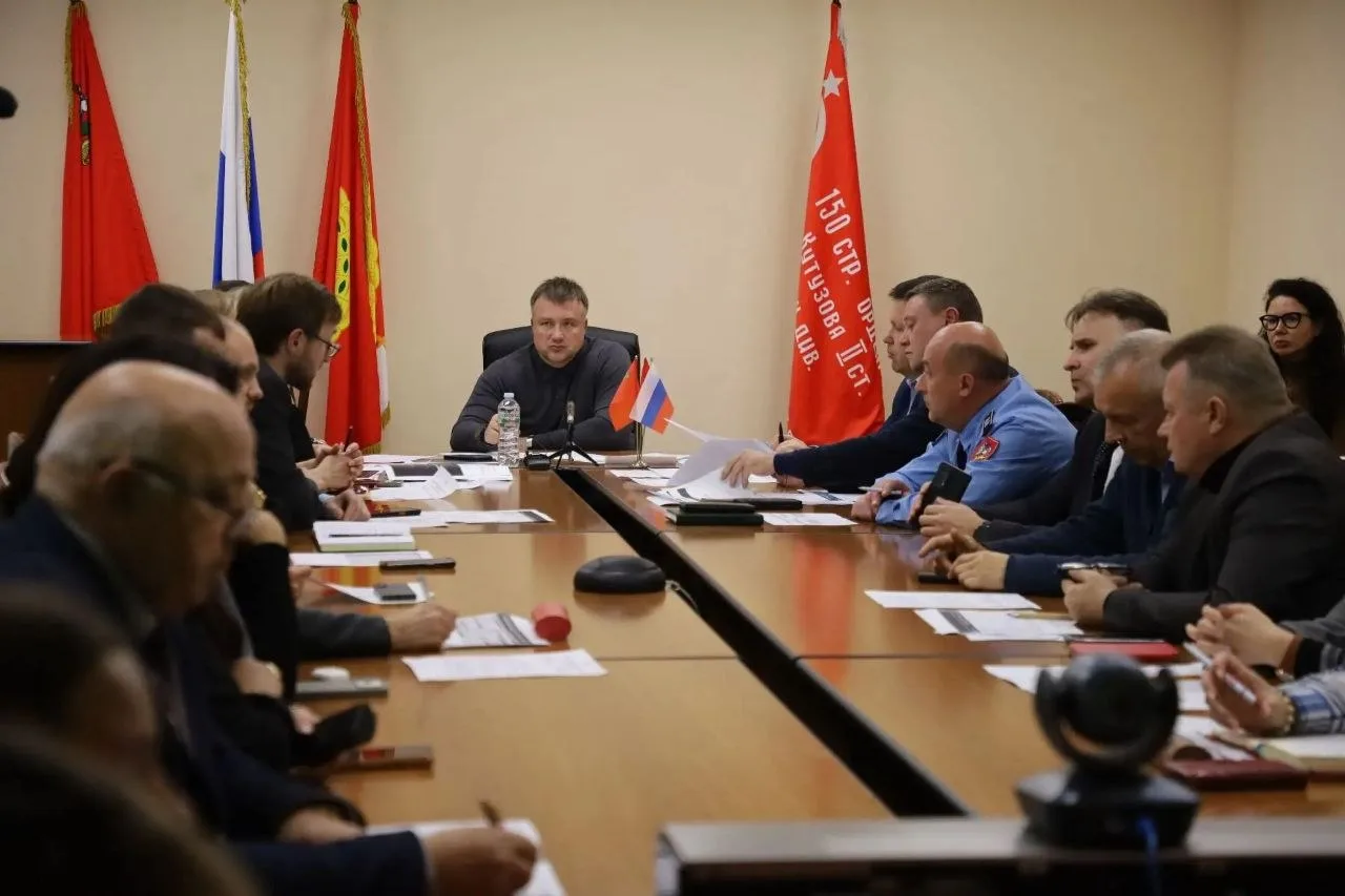 Провёл оперативное совещание с управляющими организациями.