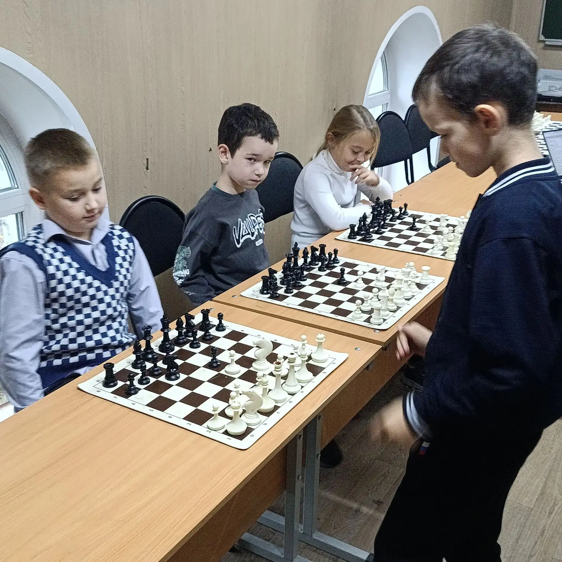 📌 Почему одновременная игра полезна юным шахматистам?