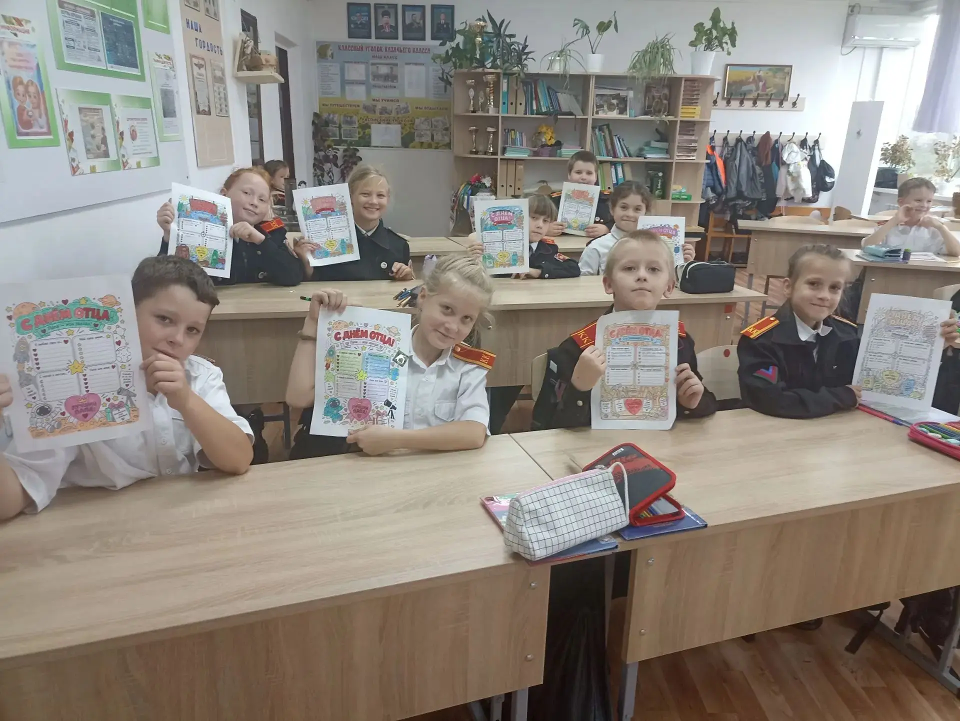 3 "А" казачий класс поздравляет всех отцов с праздником и желает благополучия и мира