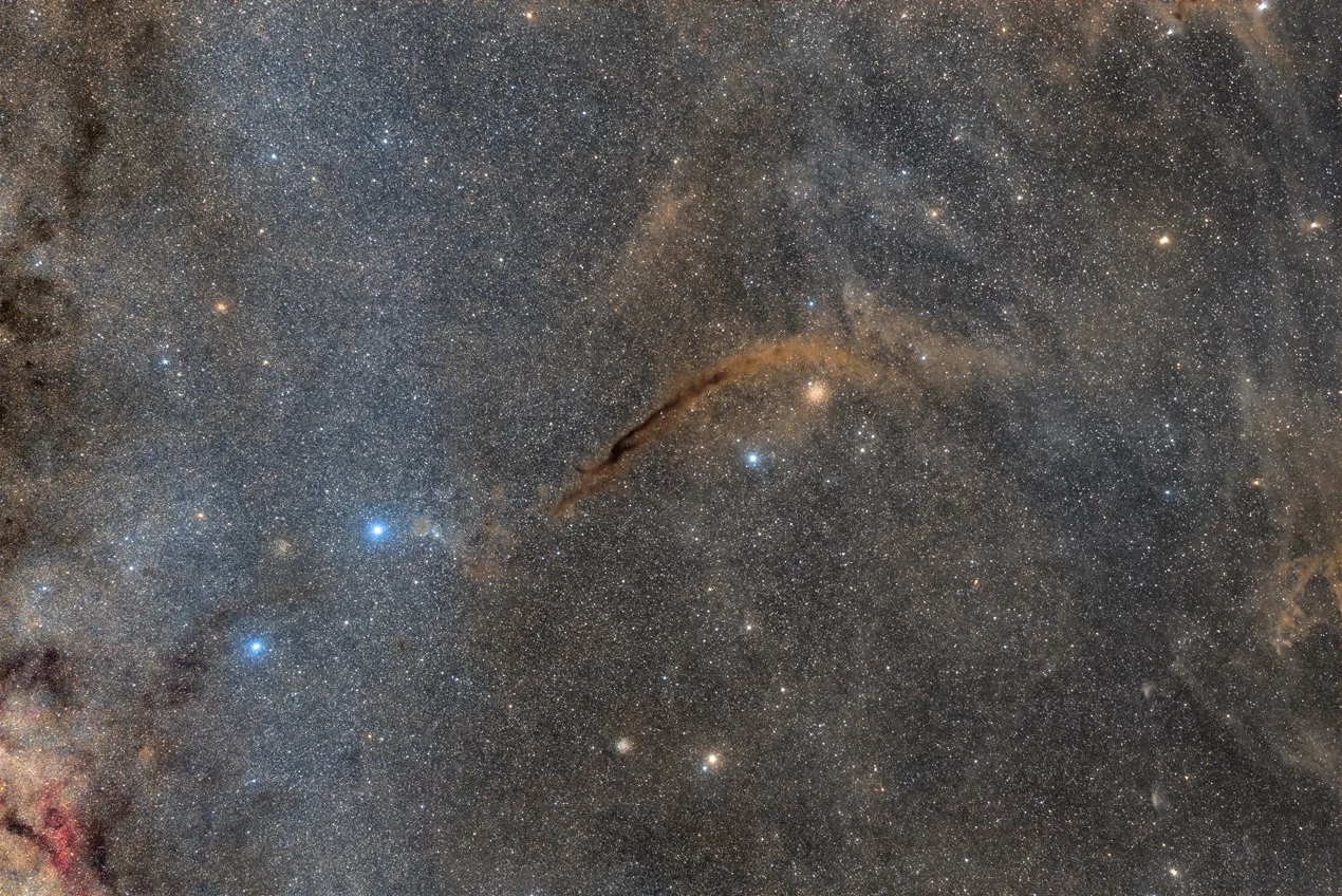 NGC 4372 и Тёмная Штуковина [Космокадр 30.03.2023]