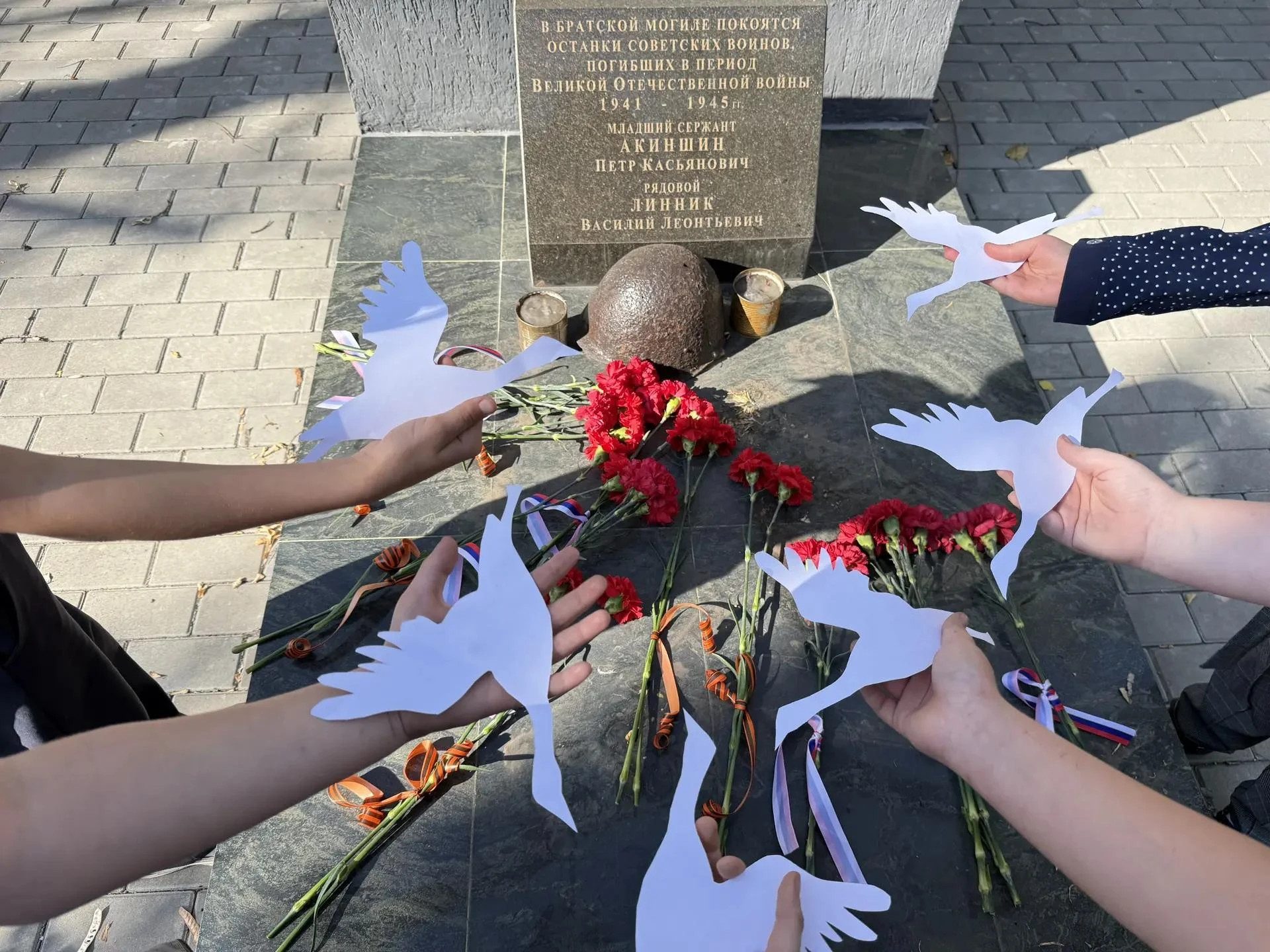 В ГБОУ «ШКОЛА №13 Г. О. ТОРЕЗ» сегодня прошла Акция памяти «День Белых Журавлей»