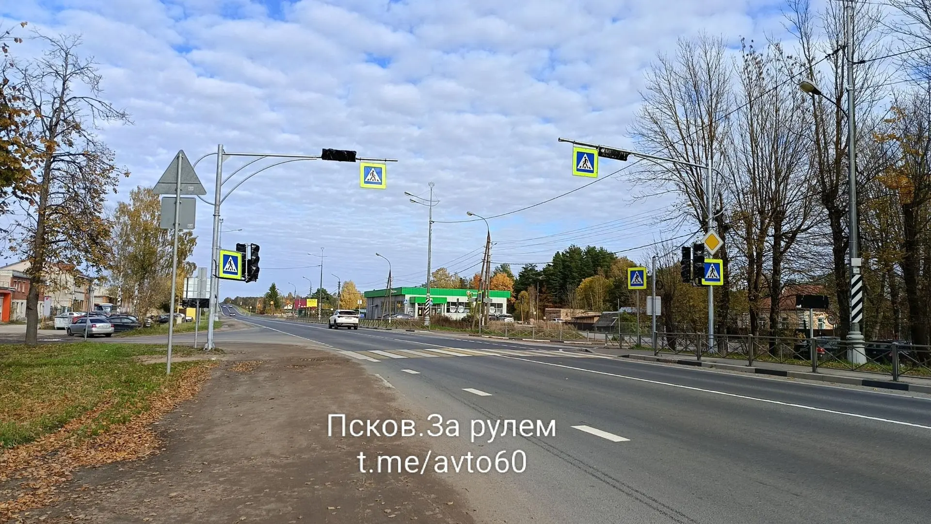 Фотофакт: Первый в Пскове горизонтальный светофор. Смонтирован на Ленинградском шоссе (...