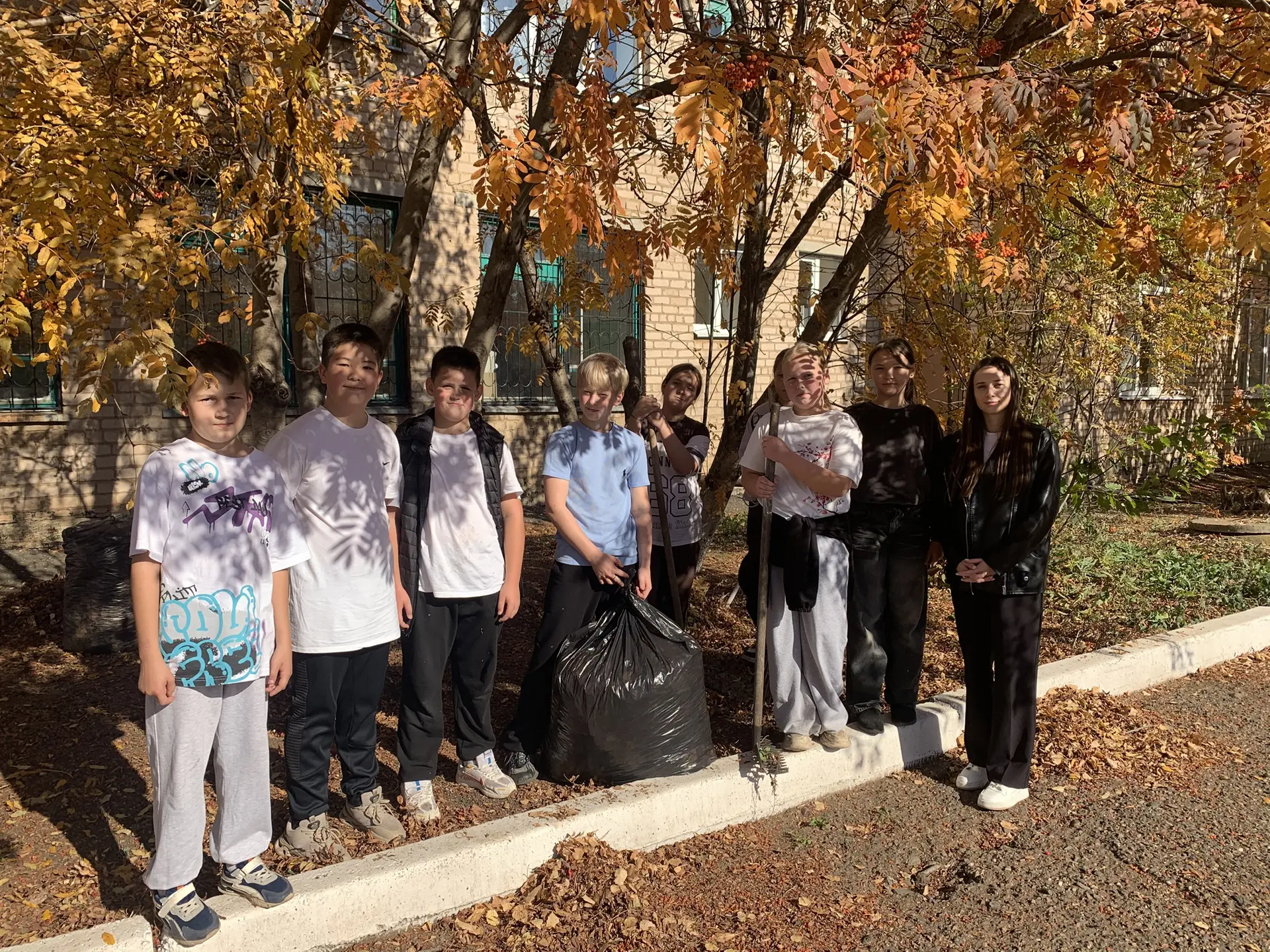 🍂 В нашей школе прошел традиционный осенний субботник!