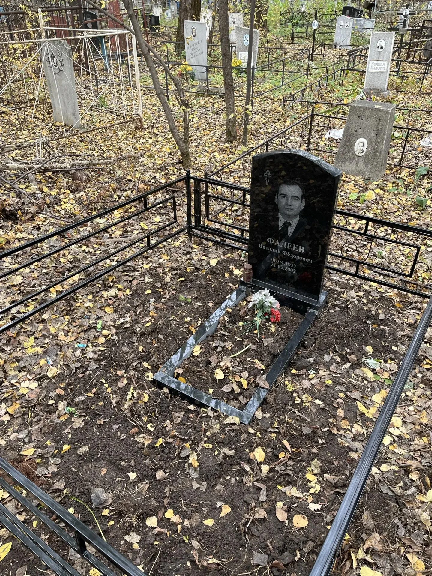 Выполнили установку памятников и оградок.