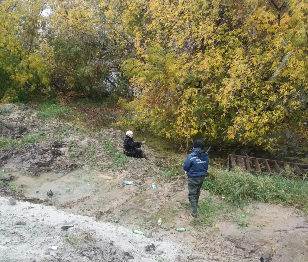 Тюменка решила срезать путь до поликлиники и застряла в глине.