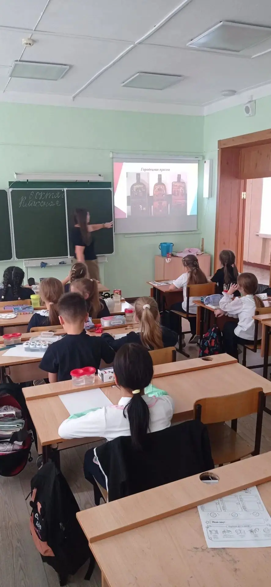 🎨🖌️ Живые традиции и яркие краски: мастер-класс по Городецкой росписи во 2 «В»!