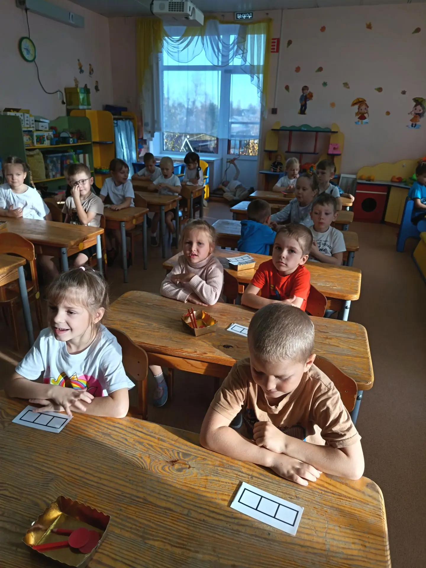 На занятии по обучению грамоте познакомились с новым гласным звуком "Ы"