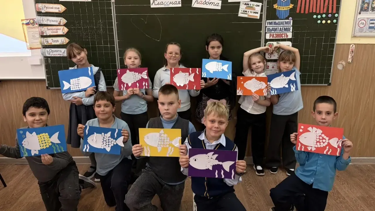🐟 На уроке технологии ребята 2Г класса создавали рельефную композицию из белой бумаги ...