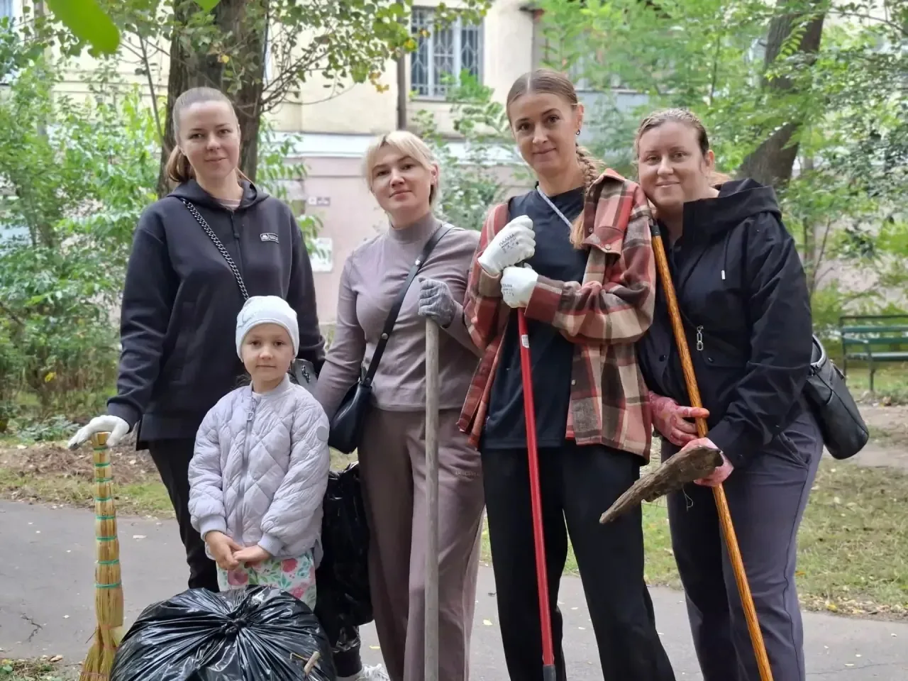 В Новочеркасске состоялся общегородской субботник в сквере имени Аверкиева. В мероприят...