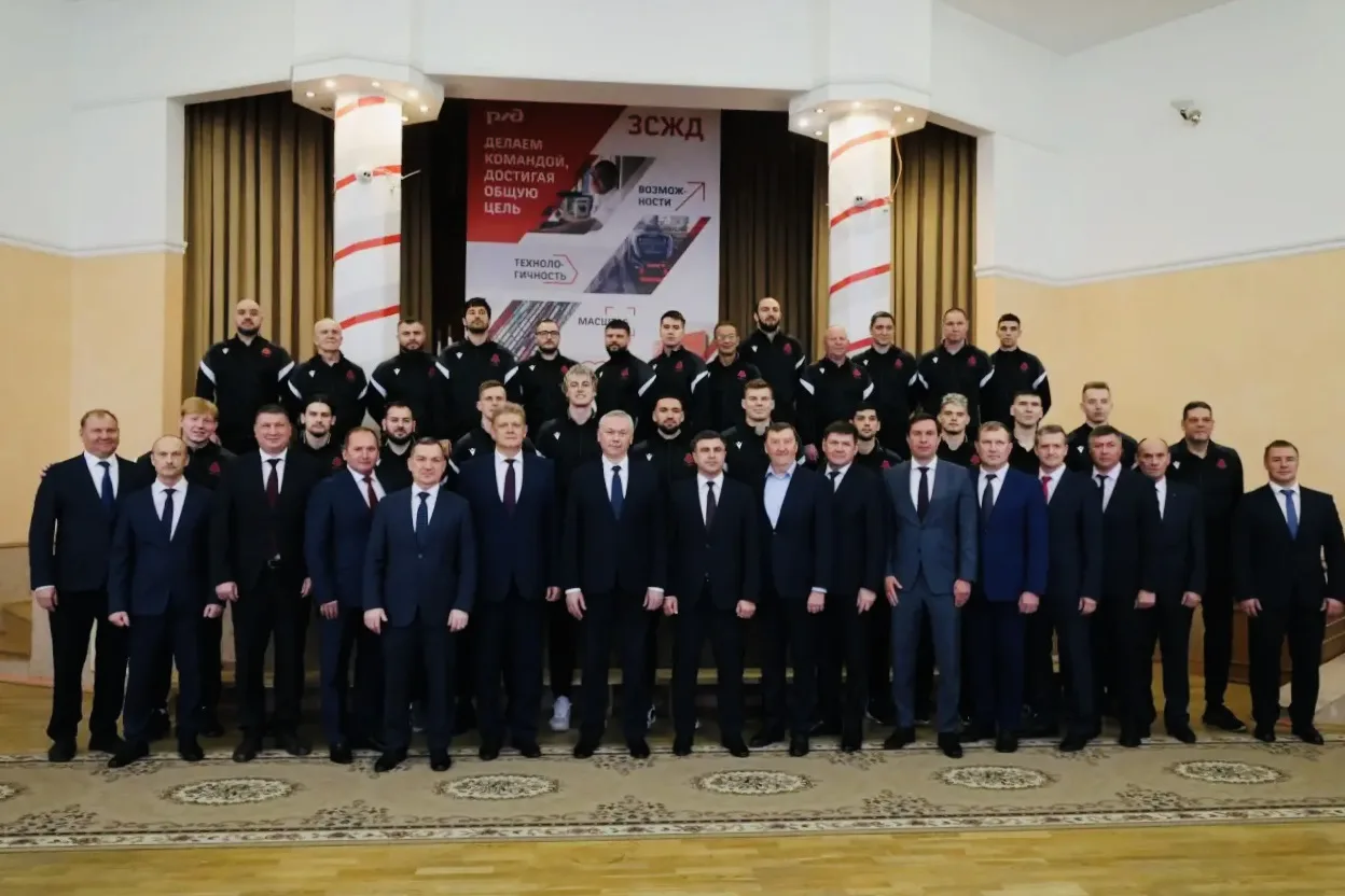 Встретились со спортсменами и тренерским составом новосибирского клуба «Локомотив», обс...