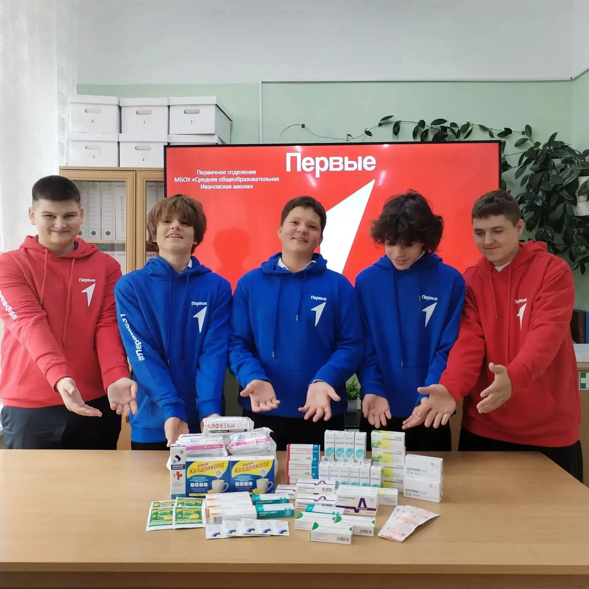 ПЕРВЫЕ — ФРОНТУ