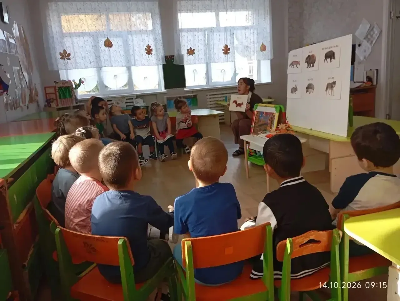 Сегодня на занятии по окружающему миру мы изучали тему «Кто живёт в лесу». Дети познако...