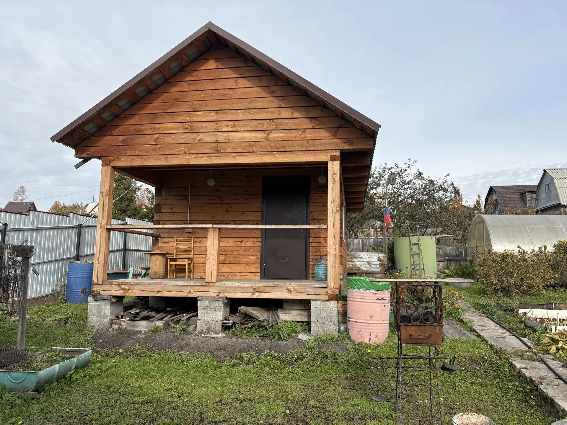 Продам дачу . 2 уютных летних дома на одном участке . 1- летний домик 2 комнаты и веран...