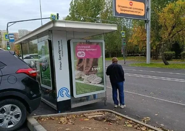 🚋 Машина встала впритык к остановке на Декабристов