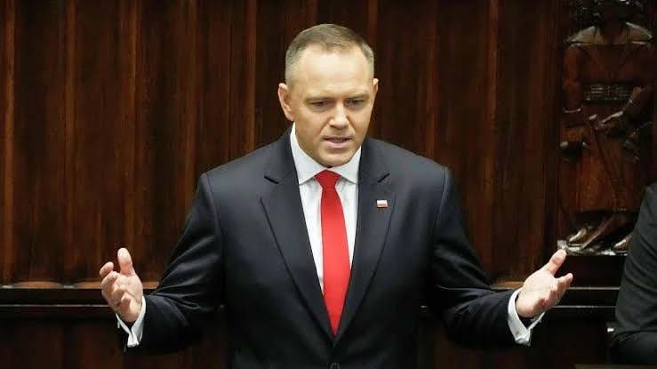 Поляков пугают войной ради политических целей и рейтингов, признал Навроцкий
