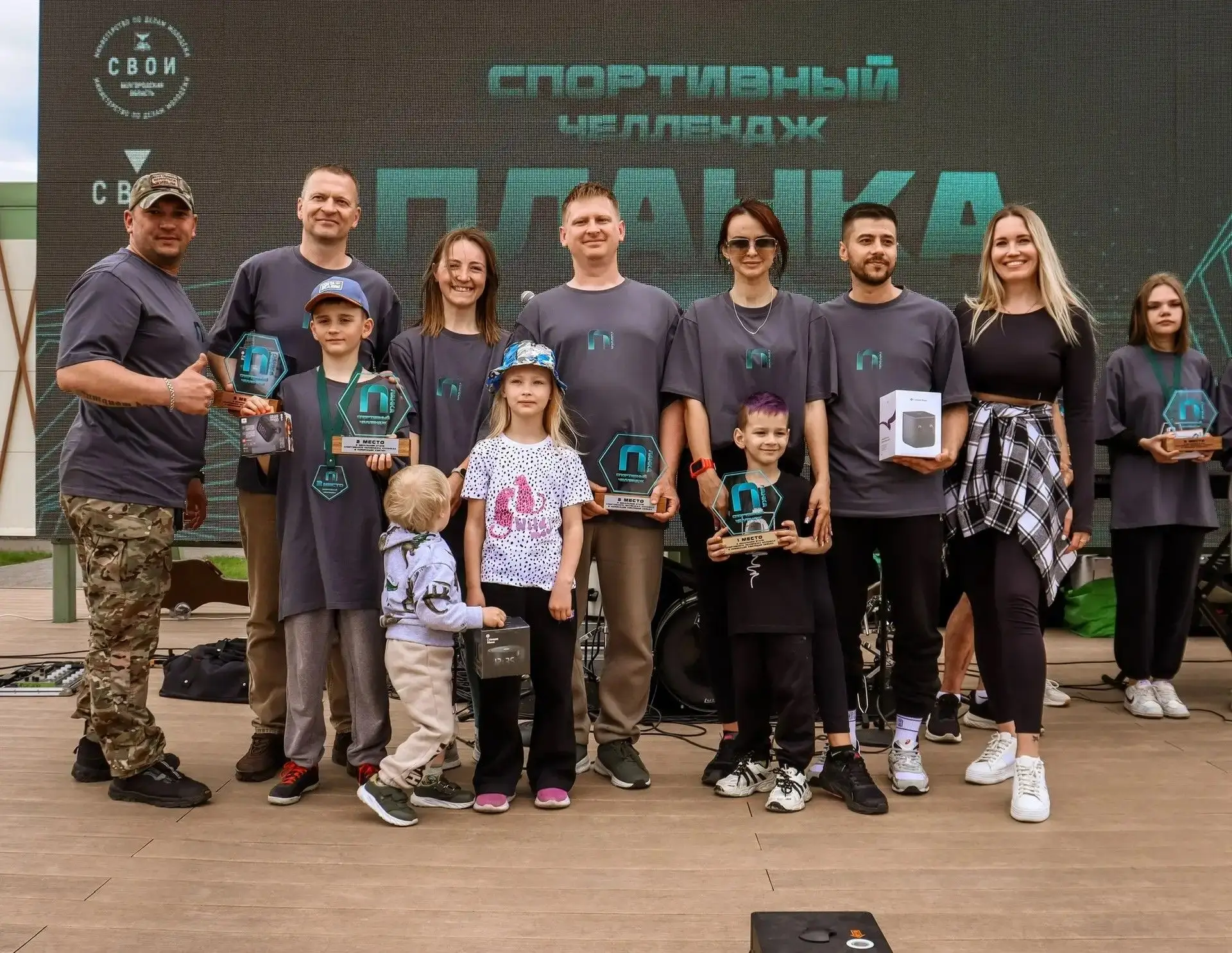 Бут Артём, ученик 1 «В» класса, принимает участие в акции ко дню отца «Папина профессия».