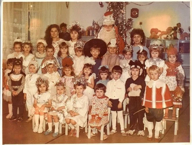 Новогодний утренник в детском саду. Фотография, которая есть у всех. Костюмы зайчиков и...