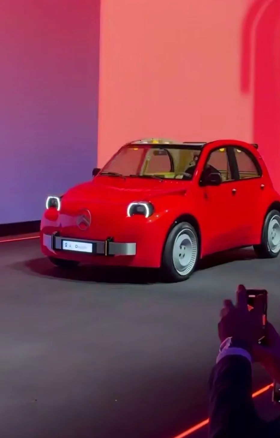 Citroen показал электрическую версию легендарного 2CV, но вместо аккуратного переосмысл...