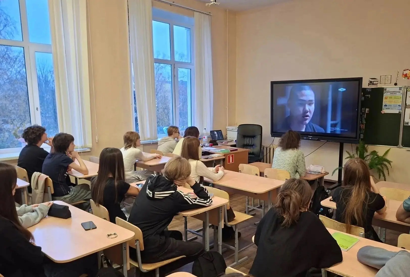 На классных часах и уроках ОБЗР для старшеклассников нашей школы были организованы кино...