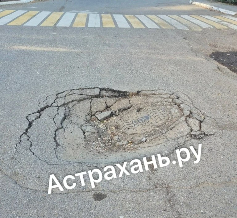 В Астрахани проседает асфальт на бульваре Победы, а на улице Савушкина уже случались оп...