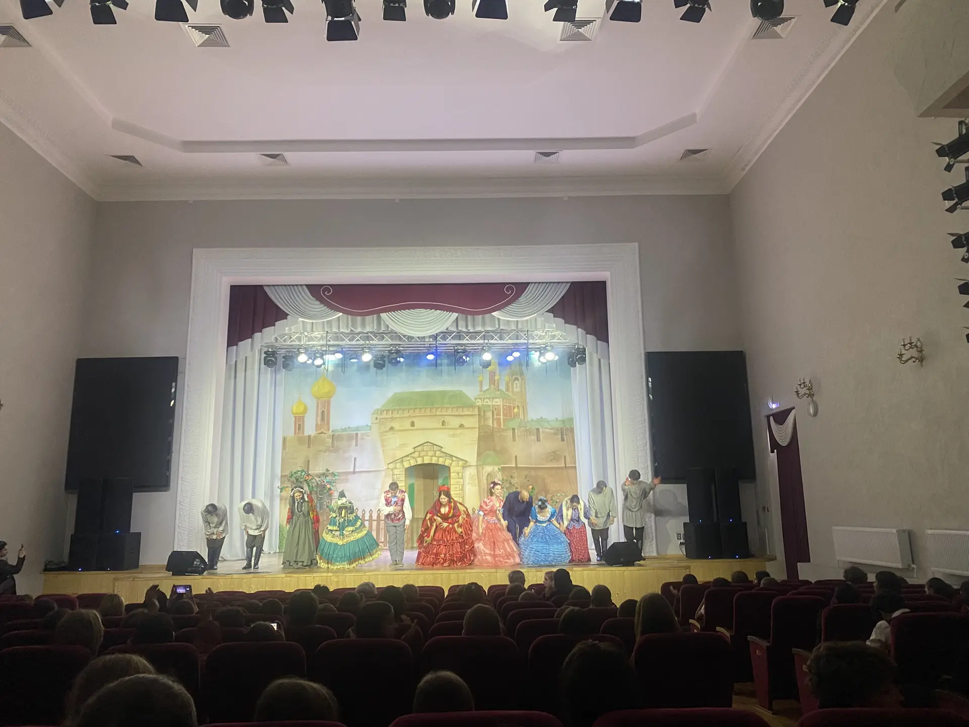 На сцене Курганинского культурно-досугового центра с аншлагом прошла искрометная комеди...