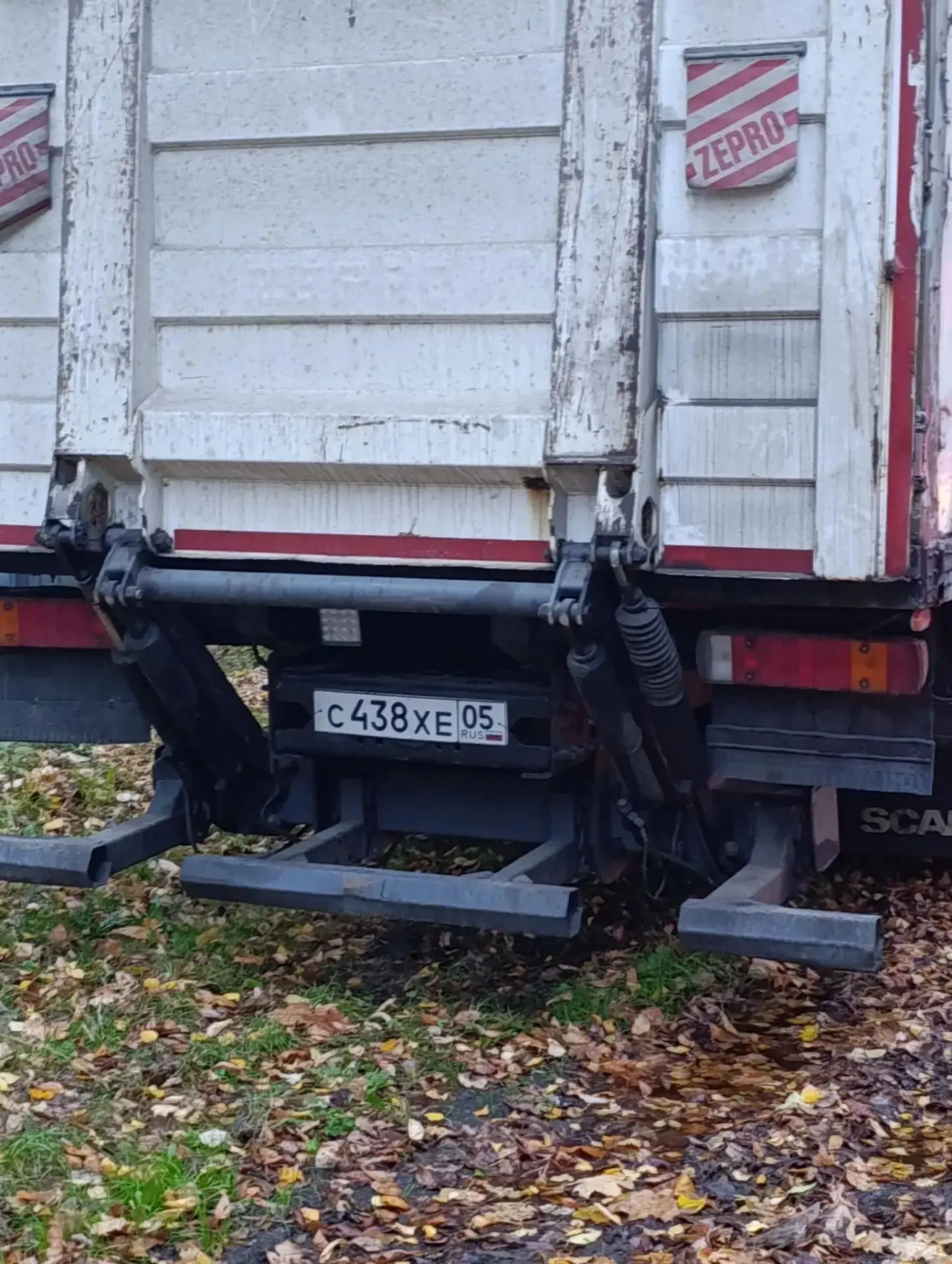 Данный персонаж устроил стоянку во двое дома, каждый вечер приезжает и ставить этот агр...