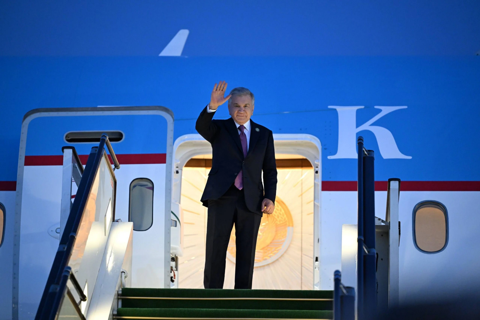 ✈️ Шавкат Мирзиёев отбыл из Баку в Ташкент