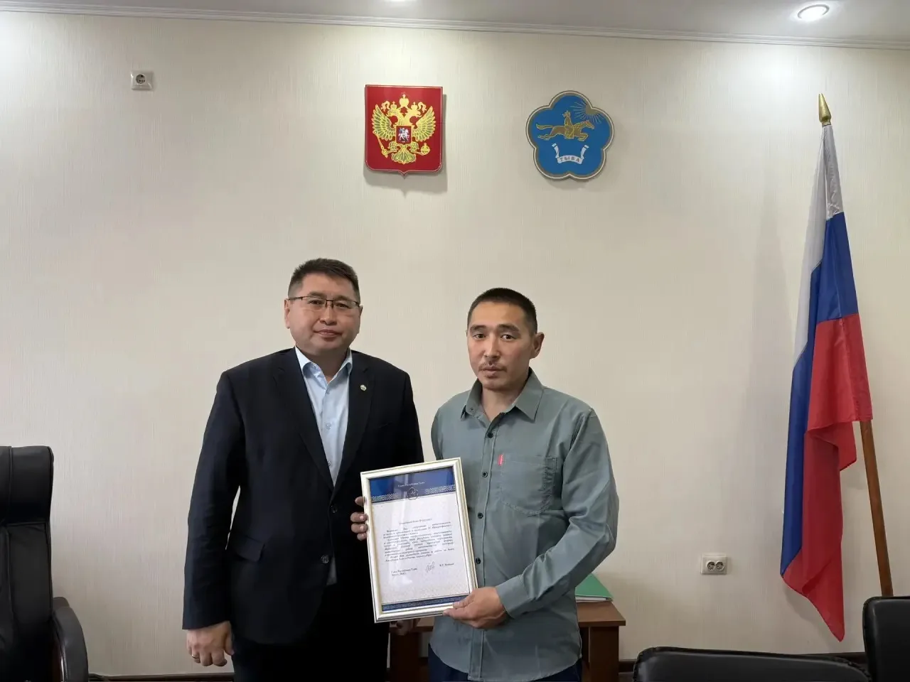 Министр энергетики и ЖКХ Республики Тыва Э. А. Куулар вручил благодарственные письма от...
