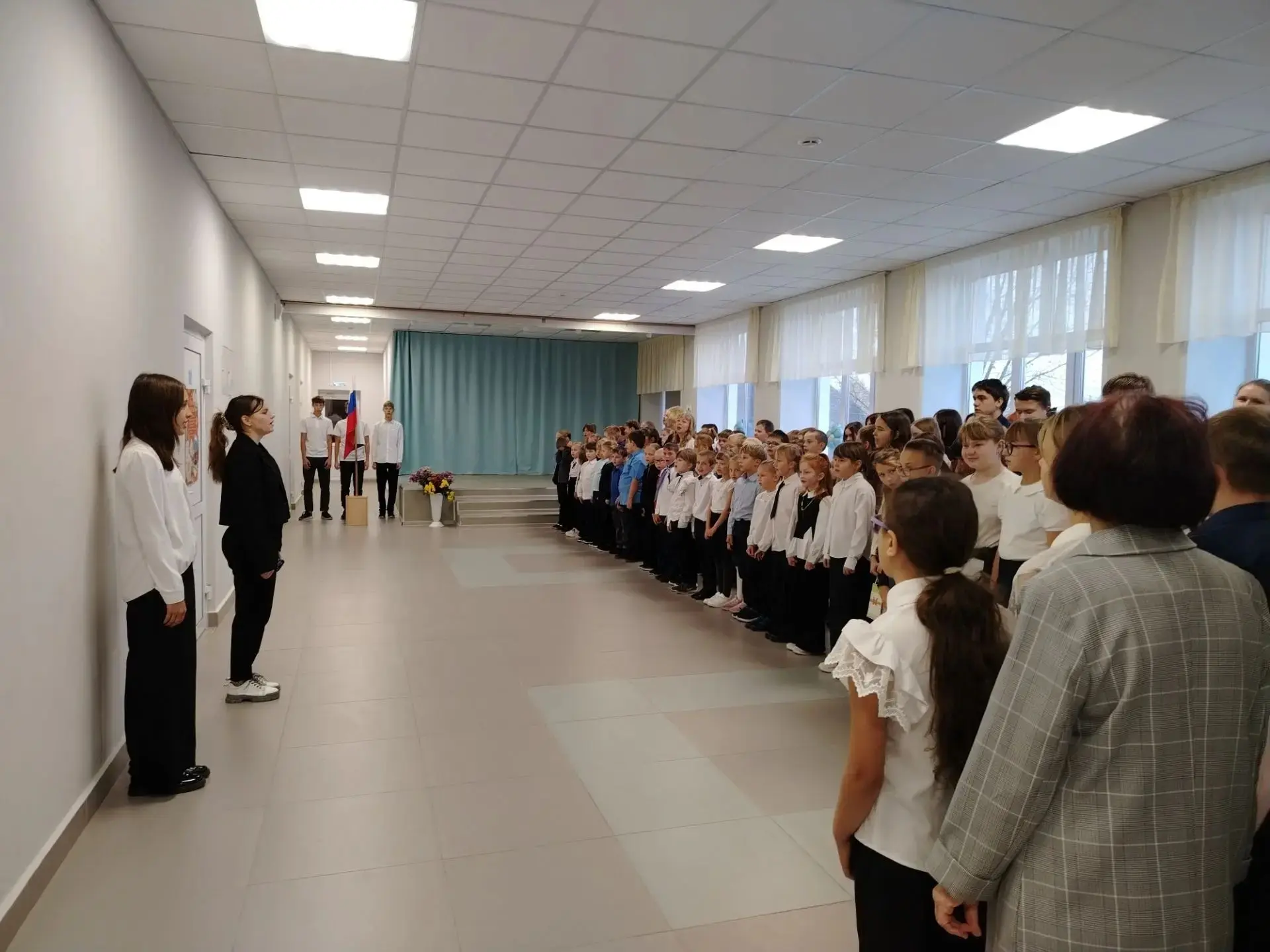 В школе прошла традиционная торжественная линейка, которая стала по-настоящему тёплой и...