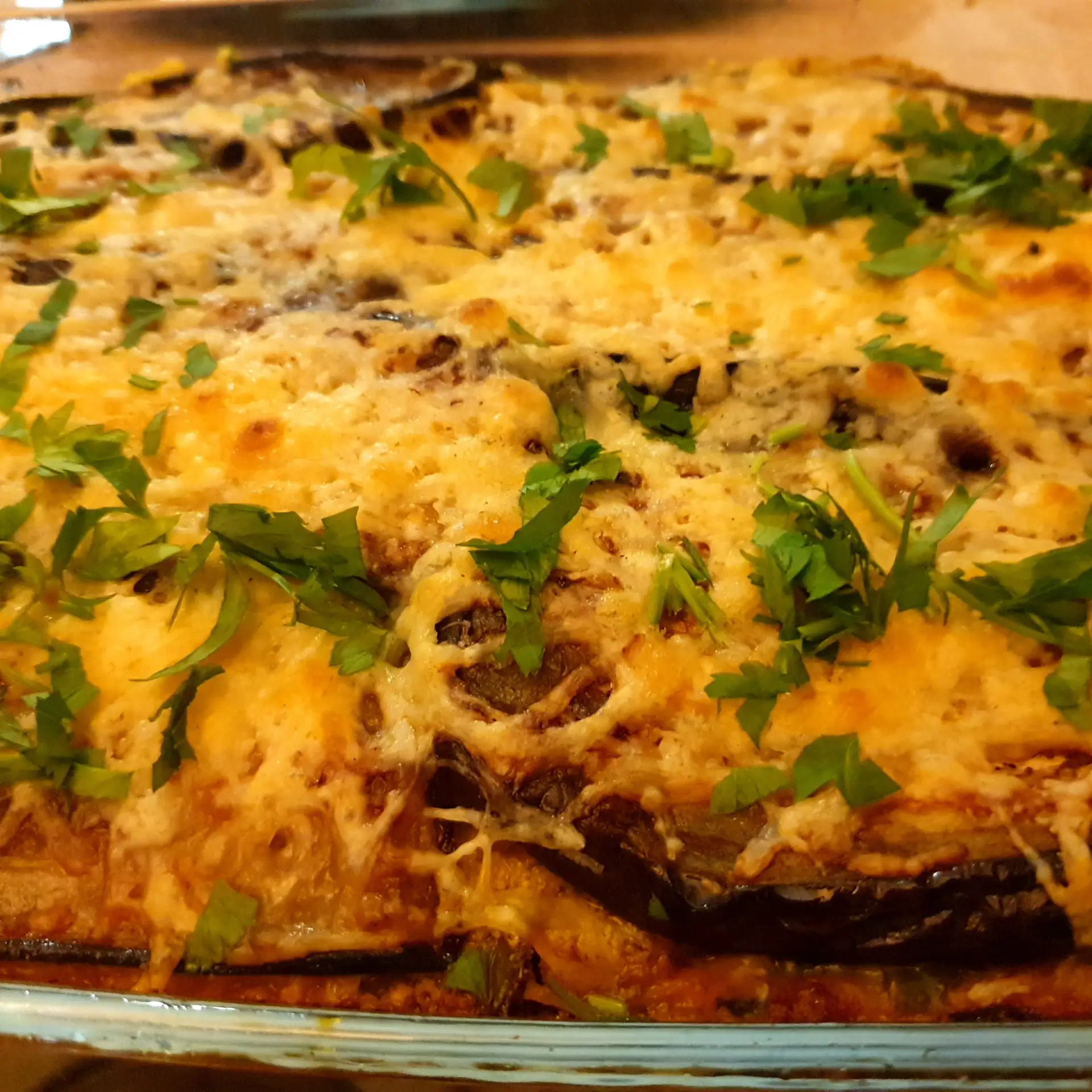Баклажаны запеченные в духовке с помидорами, сыром и луком