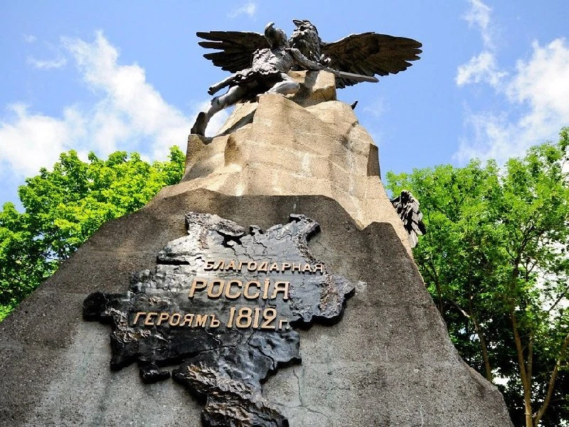 🦅🏛️🔍 В Смоленске проверят памятник с орлами: у него разрушается основание.