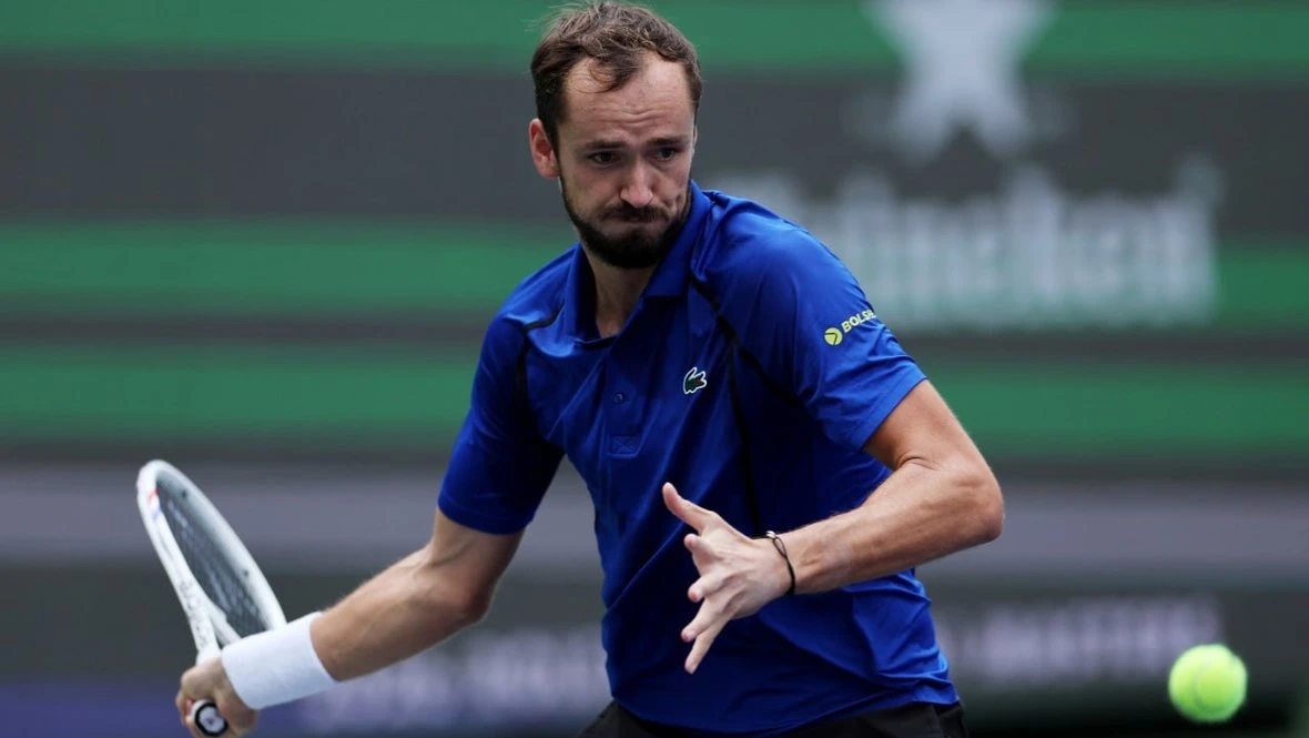 Медведев отдал первый сет, но дожал Штруффа в Шанхае 🎾