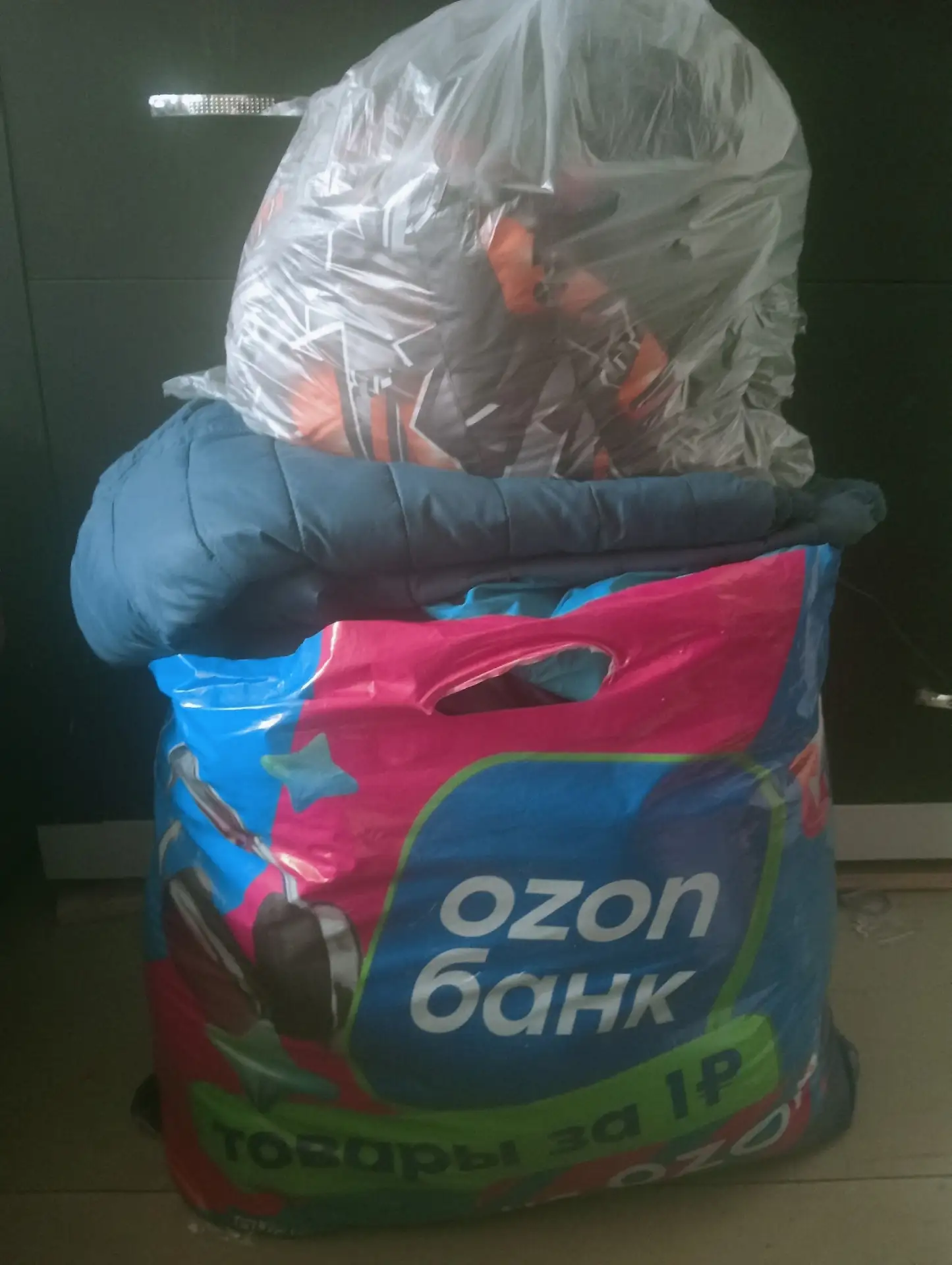 Отдам все в одни руки. Куртки, ветровки, штаны на мальчика. Размер от 128 до 140. Забир...