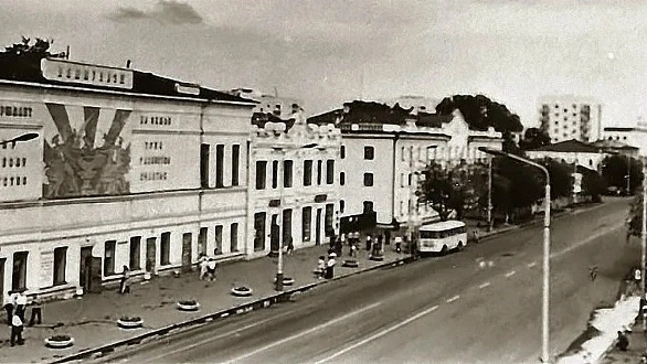Кинотеатр «Октябрь» и магазин «Весна», 1972 год.