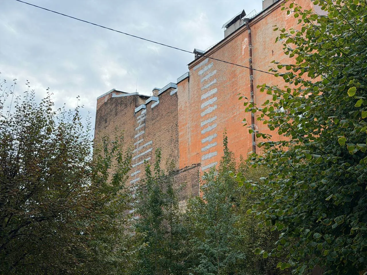 Иногда в старом фонде Санкт-Петербурга из-за просадки исторических фундаментов, гниения...