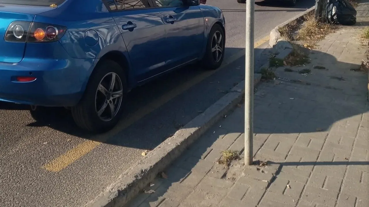 😳Пенсионерка упала и поранила ноги из-за опасного бордюра на остановке «Механический з...
