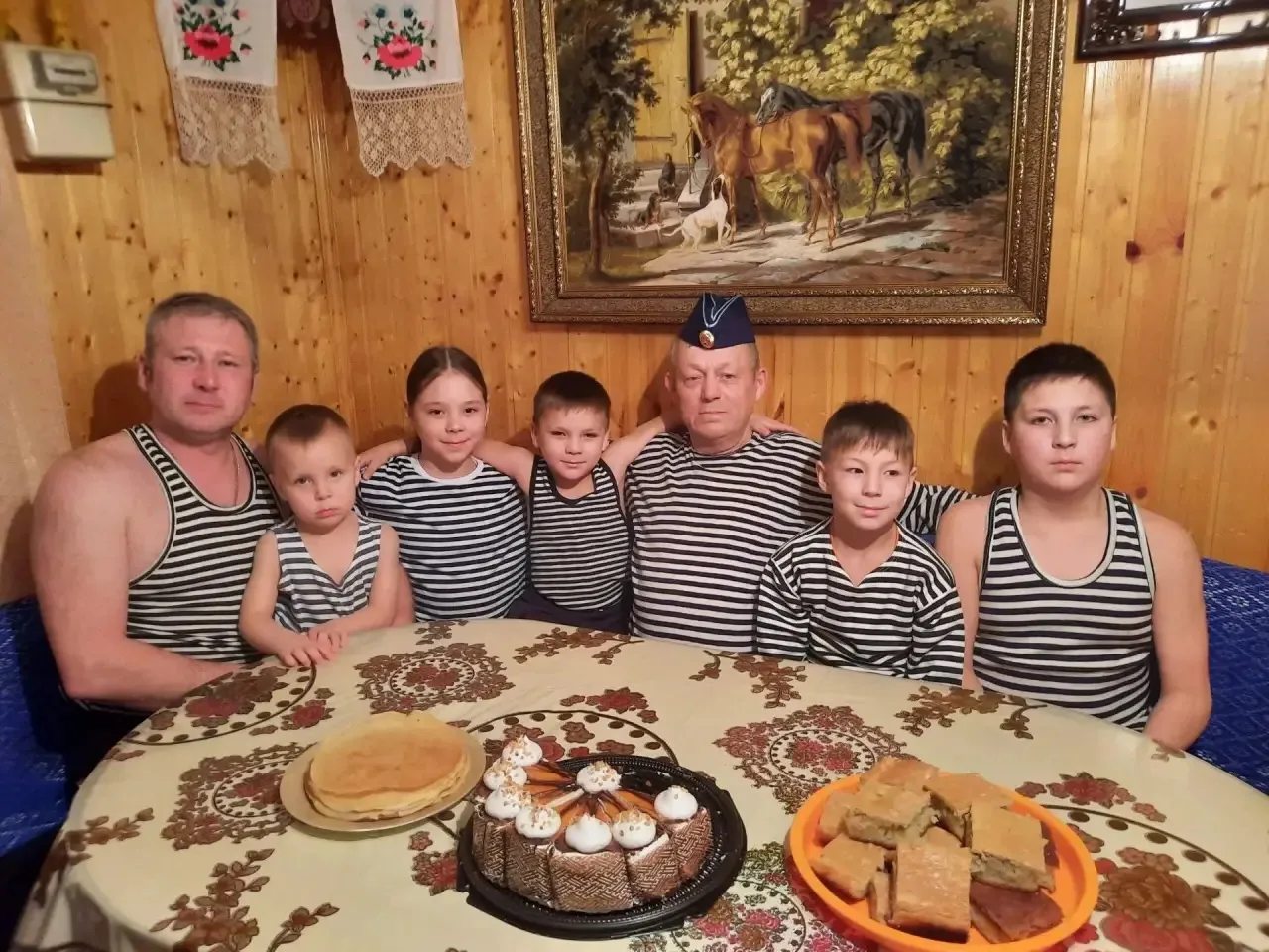 🤩В преддверии Дня отца в нашей школе проходит онлайн-фотовыставка «Четыре поколения», ...