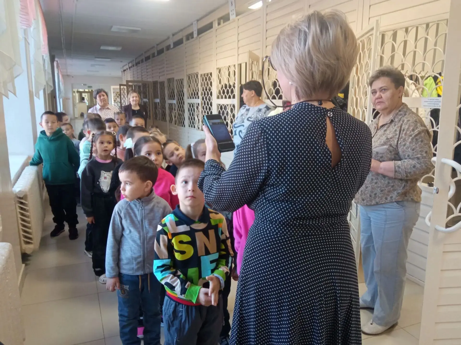 🎒 Что это за место, где звенит звонок, пахнет булочками, а по коридорам бегают большие...
