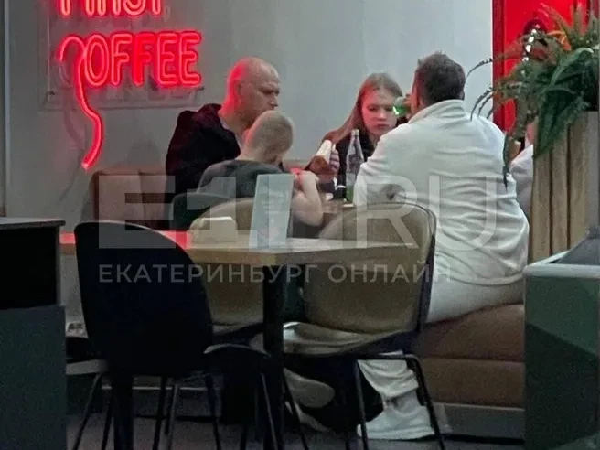 Настоящий или двойник? В музее Верхней Пышмы заметили звезду Голливуда Юру Борисова