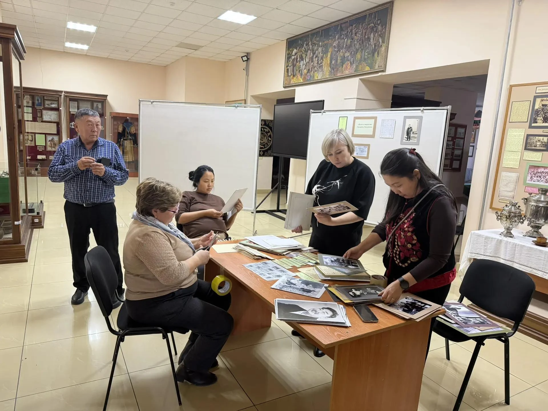 Голос, покоривший сердца: выставка к XV юбилейному конкурсу им. Л.Л. Линховоина