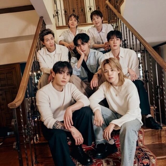 Опасные сцены возле отеля, где остановились участники BTS, вызывают опасения по поводу ...