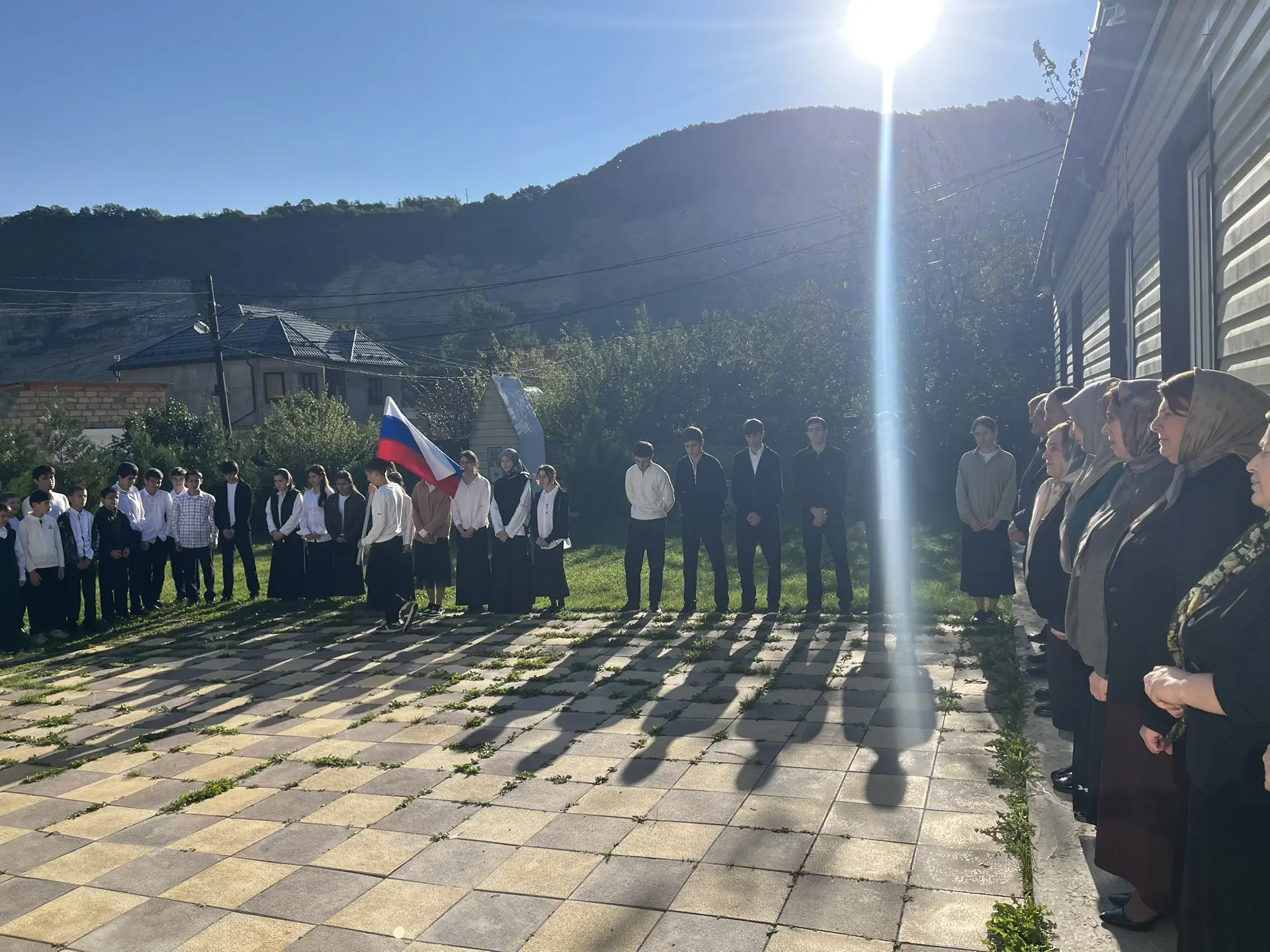 🇷🇺12 октября 2026 года в школе прошла еженедельная линейка, которая началась с выноса...