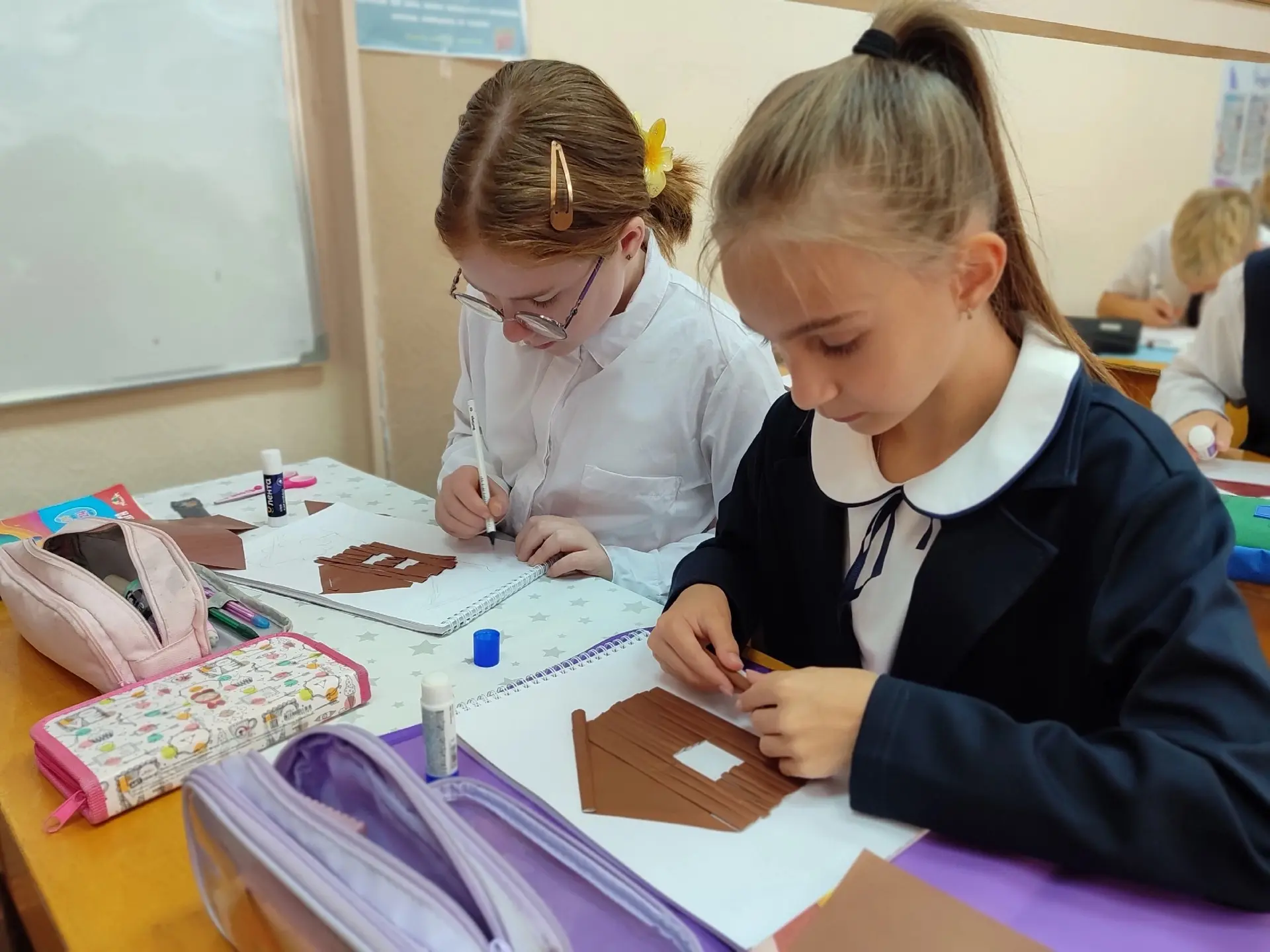 🎨 На уроке Изобразительного искусства наши четвероклассники погрузились в мир русского...