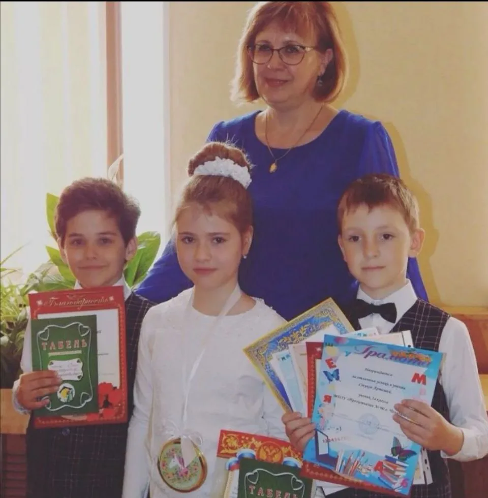 🤗 Знакомьтесь, это Елена Викторовна Меньшикова - учитель начальной школы.