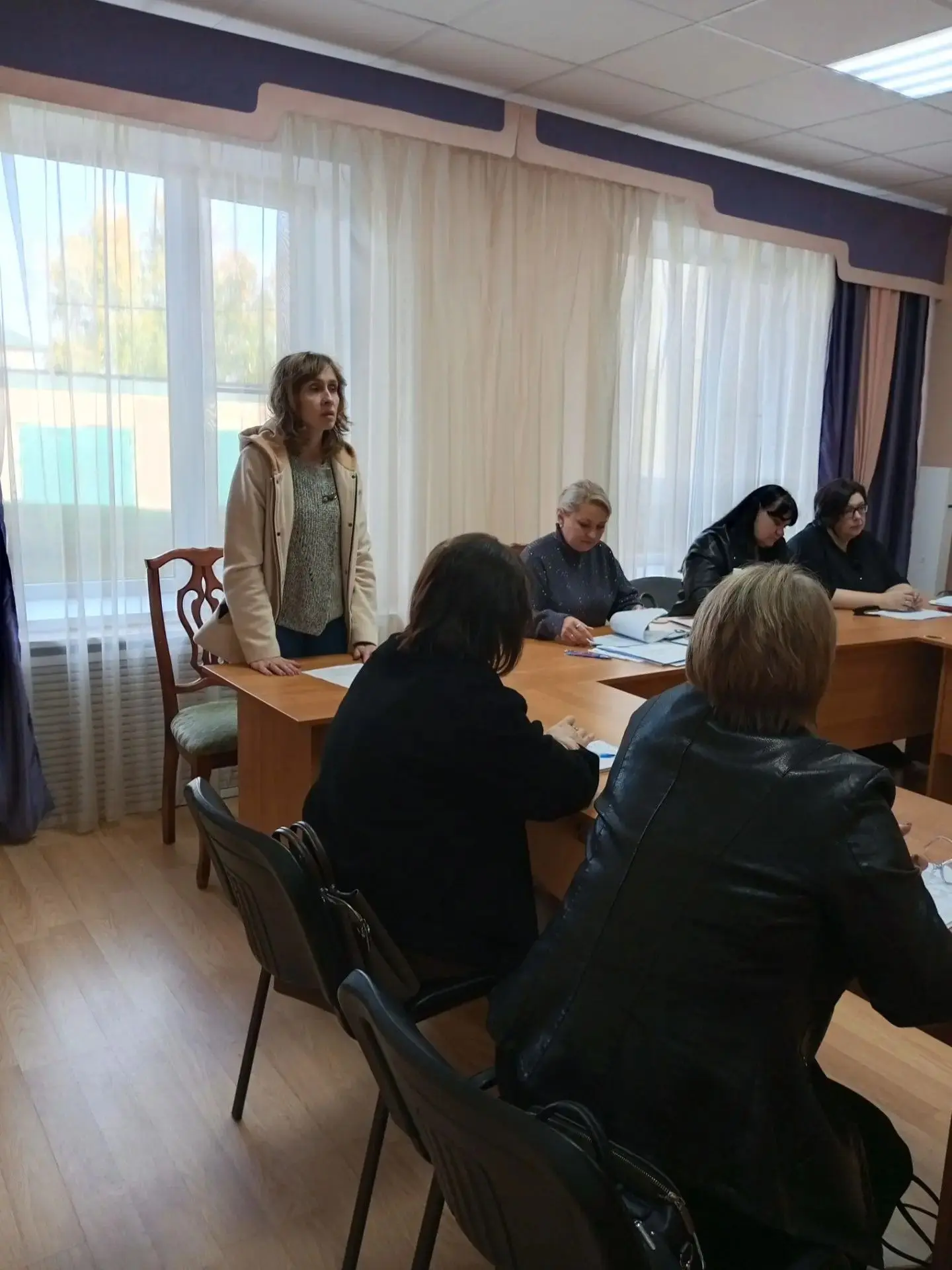 Специалисты  Лев-Толстовского территориального отделения Татьяна Коротких и Юлия Медвед...